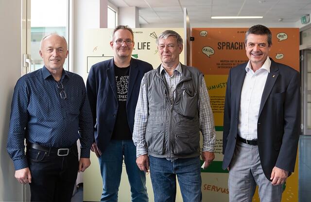Prof. Heinz Bundschuh, Raimund Liebert (Wikimedia Austria), Karl Gruber (Wikimedia Austria) und Dir. Wilfried Lercher (v.l.) eröffnen die Wanderausstellung
 | Foto: Manfred Werner, Wikimedia Austria