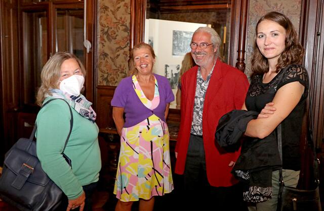 Kommunikativer Austausch zum Thema Starhemberg im Ausstellungsbereich Kupelwieser-Saal (v.l.n.r.) Gemeinderätin Barbara Baha, Volkschuldirektorin Helga Krenn, Hannes Goldmann, Gemeinrätin Lisa Böck. | Foto: Werner Holy