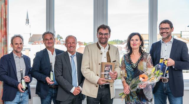 Hannes Kobler (Bezirksleiter der Volkschule Rohrbach), Harald Müller (Direktor vom Musikschulverband Rohrbach-Berg und Aigen Schlägl), Hans-Peter Indra (Pflichtschuldirektor Rohrbach), Dirk Andreas (Schulqualitätsmanager), Michaela Zeidler (Schulqualitätsmanagerin) und Bürgermeister Andreas Lindorfer (v.l.) | Foto: Alfred Hofer