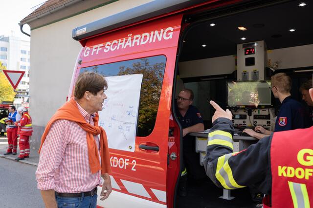 Der Bürgermeister von Schärding Franz Xaver Angerer verfolgte die Übung auch mit Spannung. | Foto: Florian Kronawitter, Markus Bäumler/zema-medien.de