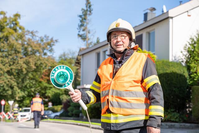 Georg Dichtl regelte den Verkehr bei der Einsatzübung. | Foto: Florian Kronawitter, Markus Bäumler/zema-medien.de