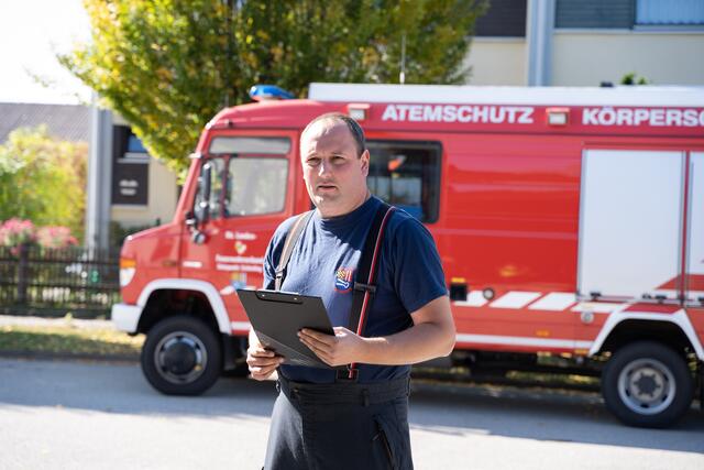 Kommandant Markus Furtner von der Feuerwehr Schärding koordinierte die Einsatzübung. | Foto: Florian Kronawitter, Markus Bäumler/zema-medien.de