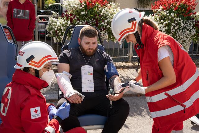 Florian Kohlbauer und Julia Wagner vom Roten Kreuz versorgten das "Opfer" Oliver Wagneder. | Foto: Florian Kronawitter, Markus Bäumler/zema-medien.de