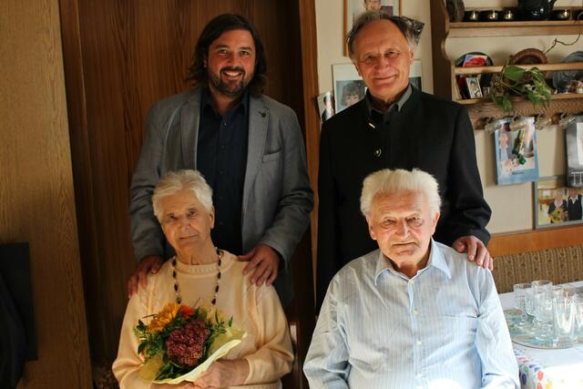 Bgm. Hans Unger und OV Ernst Karner gratulierten Bertra und Alfred Brunner zum 70. Hochzeitstag. | Foto: Gemeinde Oberschützen