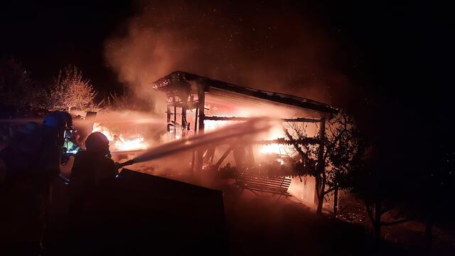 Neuerlicher Brand in Stanz bei Landeck: Ein Stadel stand in Vollbrand. | Foto: ZOOM.TIROL