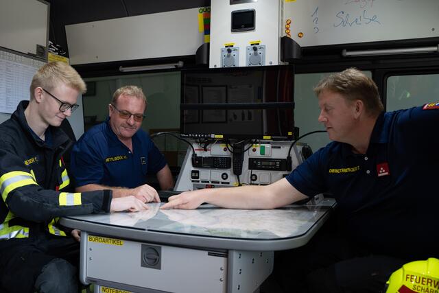 Thomas-Paul Diebetsberger, Johannes Mittlböck und Thomas Diebetsberger (v. l.) von der Feuerwehr Schärding besprechen nochmals vorab die Übung | Foto: Florian Kronawitter, Markus Bäumler/zema-medien.de
