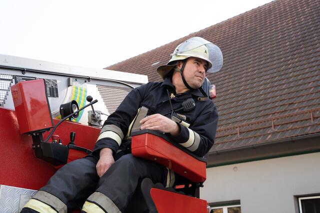 Hans Höchtl von der Bayerischen Feuerwehr Pocking steuerte die Drehleiter. | Foto: Florian Kronawitter, Markus Bäumler/zema-medien.de