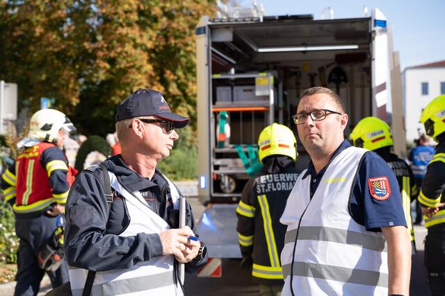 Hubert Ernst als Beobachter und Martin Pils also Übungsleister und Brandinspektor (v. l.) tauschen sich aus. | Foto: Florian Kronawitter, Markus Bäumler/zema-medien.de