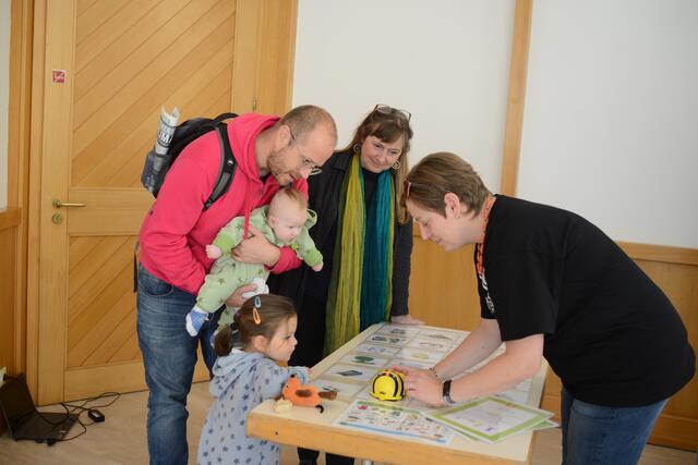 Bibliothekarin Astrid Schwarz präsentierte am Klimatag eine Auswahl an Ökobüchern.