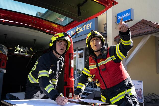 Jonas und Michael (v. l.) von der Feuerwehr Schärding zeichnen den Lageplan. | Foto: Florian Kronawitter, Markus Bäumler/zema-medien.de