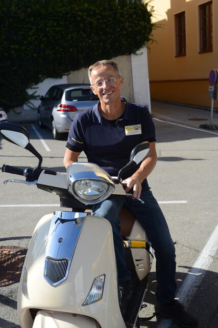 Energieberater Wilfried Fichtinger auf einer Elektrovespa aus China.