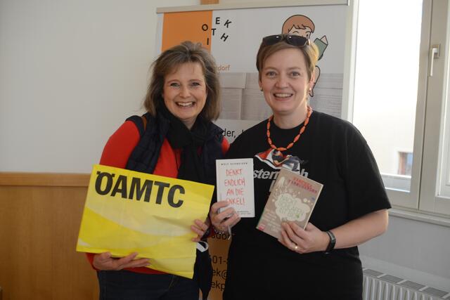 Sonja Schauer vom ÖAMTC mit Bibliothekarin Astrid Schwarz.