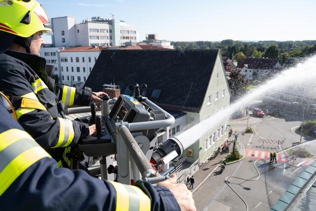 Wasser marsch! 270 Einsatzkräfte waren am Samstag an einer Großübung in der Brauerei Baumgartner beteiligt.  | Foto: Florian Kronawitter, Markus Bäumler/zema-medien.de