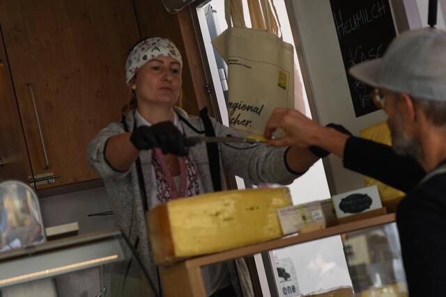 Gelungene Bio-Woche: Andrea Schwaiger verköstigte die Besucherinnen und Besucher mit ihren Käsespezialitäten.
 | Foto: Bio Austria