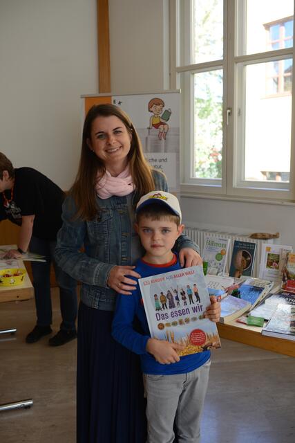 Petra Meixner informierte sich mit Sohn Jan beim Informationstand der Stadtbibliothek.