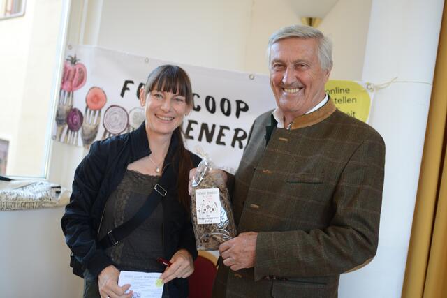 Karin Granzer-Sudra machte StR a.D. Erich Liehr die Food Coop Wienerwald schmackhaft.