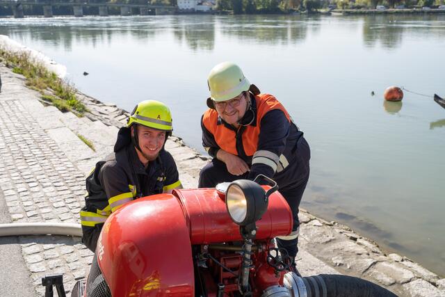 Max und Martin (v. l.) bedienen die Pumpe am Inn. | Foto: Florian Kronawitter, Markus Bäumler/zema-medien.de