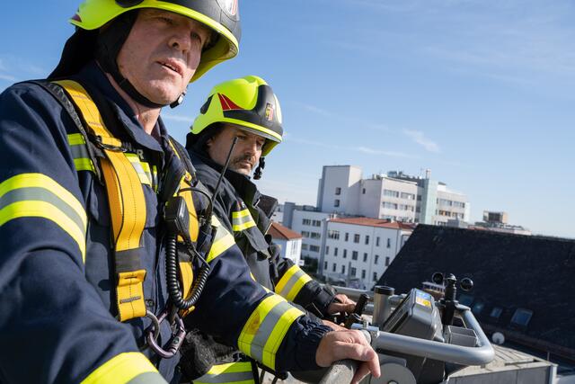 Martin Ortbauer und Stefan Gsottberger (v. l.) von der Feuerwehr Andorf "löschten" von der Drehleiter. | Foto: Florian Kronawitter, Markus Bäumler/zema-medien.de