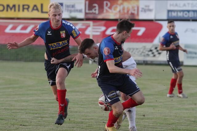 Simon Ströbitzer von der DSG U. HABAU Perg (links): Der St. Valentiner hat wohl schon seinen Stammplatz im Klub der "man of the match"...