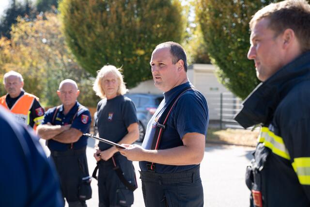 Kommandant Markus Furtner von der Feuerwehr Schärding koordinierte die Einsatzübung. | Foto: Florian Kronawitter, Markus Bäumler/zema-medien.de