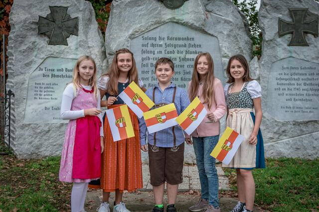 Auch in den Schulen werden die Kinder, so wie Alessia, Sarah, Petar, Sarah und Helena aus Ebenthal, über die geschichtlichen Hintergründe der Ereignisse, die zur Kärntner Volksabstimmung führen, informiert.