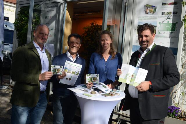 Thomas Kasper, Bernd Wiltschek, Elisabeth Gruchmann-Bernau und Bgm. Stefan Steinbichler beim Informationsstand der Mugli-Bauwerksbegrünungen.