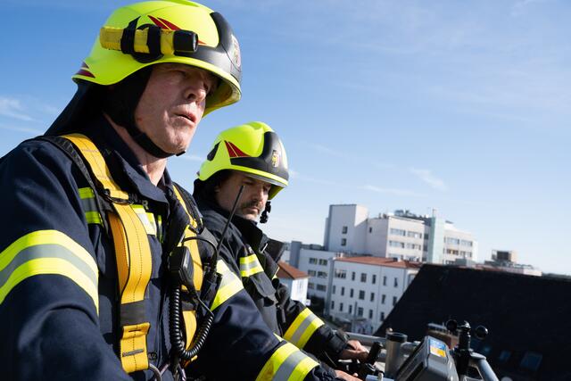 Martin Ortbauer und Stefan Gsottberger (v. l.) von der Feuerwehr Andorf "löschten" von der Drehleiter. | Foto: Florian Kronawitter, Markus Bäumler/zema-medien.de