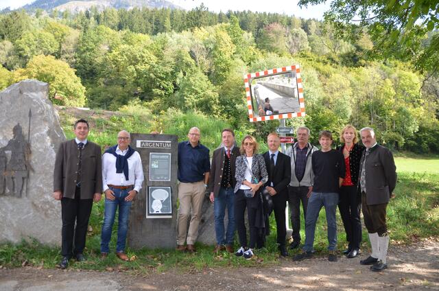 Eingang zu Römer- und Kelteweg, u.a. mit Maria Aichholzer (LAG Nockregion, 2.v.re.)