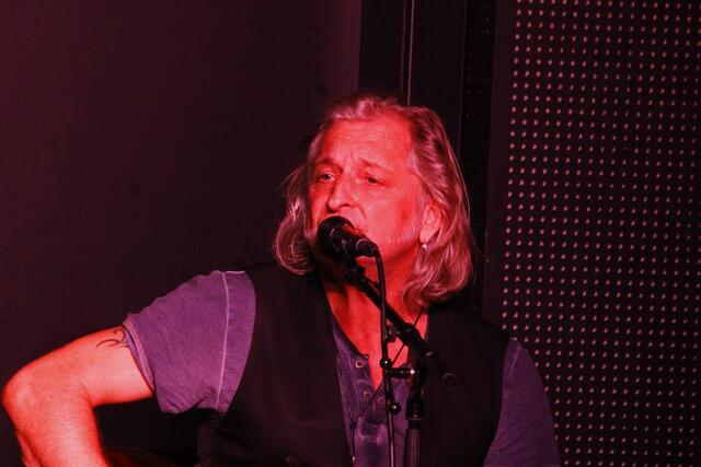 "Sir" Oliver Mally gab im Jazzkeller Weiz ein Blueskonzert. Ihm zur Seite stand der Münchner Hubert Hofherr. | Foto: Hofmüller (3x)