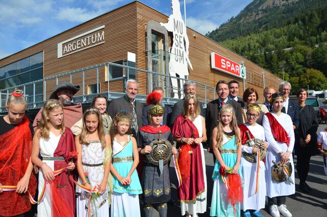 Alle Beteiligten vor dem Museum "Argentum"