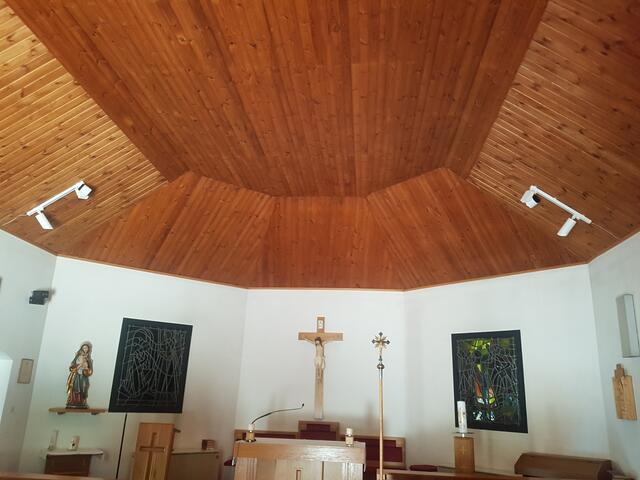 Die alte Decke war eine Nut-Feder-Holzkonstruktion. | Foto: Baupartner Kirisits