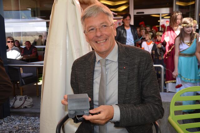 Badefreund Kaiser mit dem Modell eines römischen Badehauses.