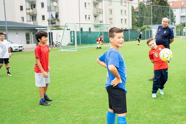 Eine Riesenfreude haben die jungen GSC-Kicker mit dem neuen Kunstrasen-Trainingsplatz.  | Foto: Stadt Graz/Fischer