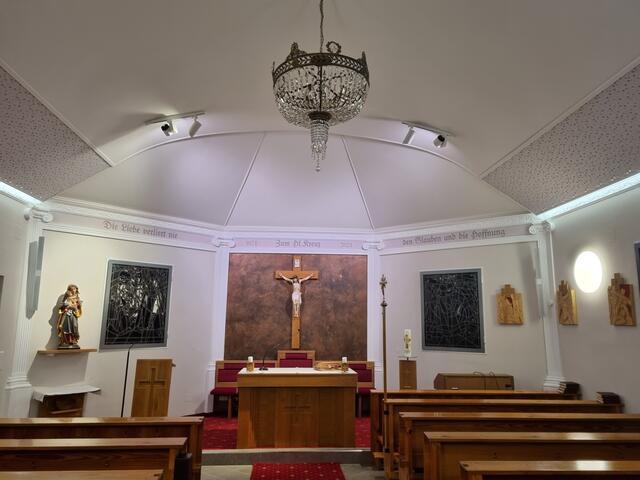 Die neue Decke fällt beim Eintreten gleich ins Auge. | Foto: Martin Wurglits