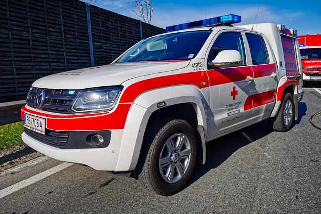 Nach Versorgung durch die Rettung und den Notarzt wurde der 89-Jährige mit Verletzungen unbestimmte Grades in das Krankenhaus nach Wels eingeliefert. | Foto: Fotokerschi