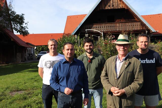 Bgm. Matthias Brunner, TRKM-Präsident Oskar Rovensky und die Kürbisminister Harald Hofer, Paul Gebhardt und Gerald Wohlmuther gratulierten den Gewinnern. | Foto: Edith Ertl