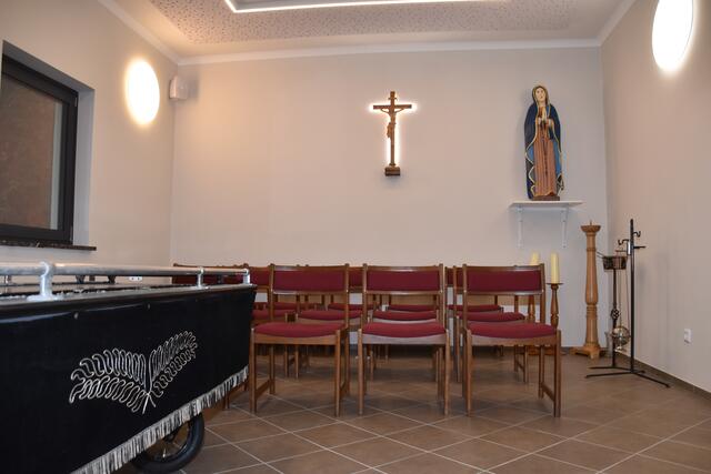 Die Aufbahrungshalle grenzt direkt an den Kirchenraum an. | Foto: Martin Wurglits