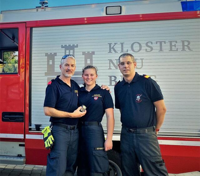Andreas Seywald, Tochter Chiara, und Kommandant Benjamin Löbl, der sich über zwei engagierte Feuerwehrmitglieder freut. | Foto: Feuerwehr Klosterneuburg