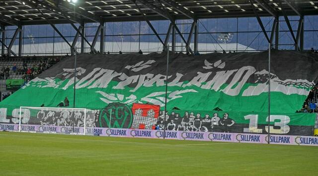 Die Tivoli Nord, die organisierte Fanszene des FC Wacker Innsbruck, ist als zwälfter Mann bekannt. | Foto: gepa