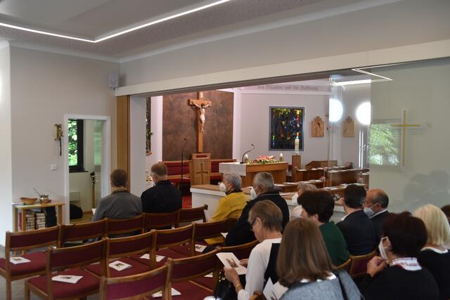 Der bestehende Kirchenraum wurde zur benachbarten Aufbahrungshalle hin geöffnet. Der Innenraum wirkt damit nun optisch größer. | Foto: Martin Wurglits