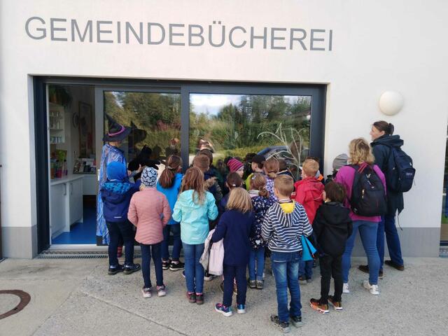 Bücherhexe, Volksschulkinder der 2. Klasse (frisch gebackene Bücherhexenlerhlinge), Stützkraft Regina Hiessberger und Lehrerin Erika Mauk  | Foto: Bücherei Kirchstetten