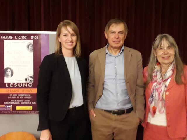 Kulturstadträtin Verena Pöschl, Autor Gerhard Jelinek, Bibliotheksleiterin Ursula Swoboda. | Foto: bibliothek st. martin