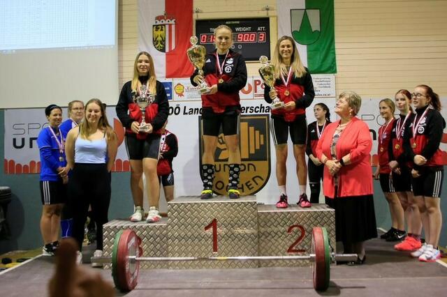 Siegerehrung Sinclair Punkte = Tagesbestenehrung
von Links: Victoria Steiner (6. der U20 EM 2021), auf Platz 3. Lena Raidel, auf Platz 1 Marie-Sophie Holzinger, auf Platz 2 Petra Schmutzer (alle Union Lochen) sowie die Frau Vize Bürgermeisterin der Gemeinde Lochen Brigitta Karl.

Foto: Gottfried langthaler