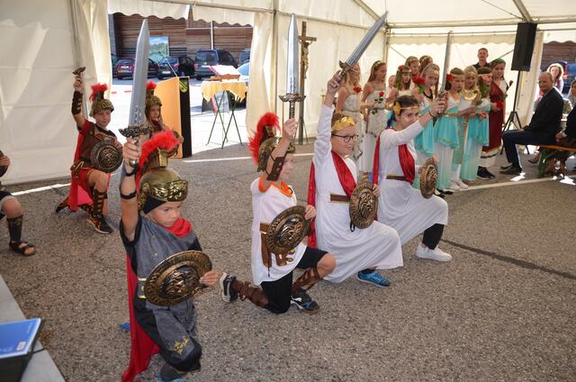 Spittaler Schüler bei ihrer Tanzdarbietung