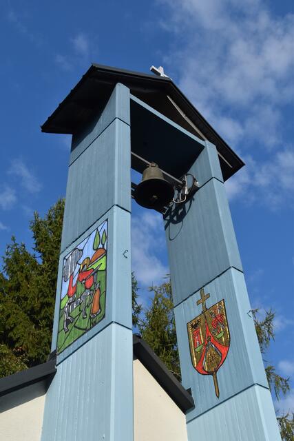 Unverwechselbar ist der blaue Hackerberger Kirchturm. | Foto: Martin Wurglits