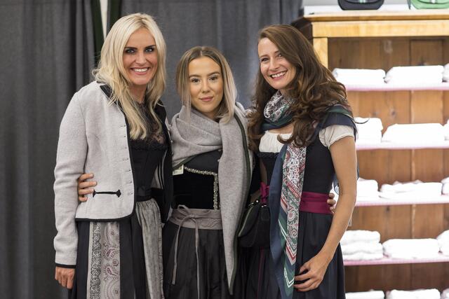„Das kleine schwarze Dirndl“ wurde von Jägerin Tanja Röck, Filialleiterin Florentina Skerlak und Christine Stampfer präsentiert. | Foto: Christian Leopold