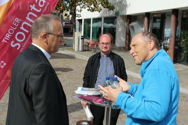Im Gespräch: Bischofsvikar Bürgler, der Matreier Dekan Ferdinand Pittl und Pfarrkurator Diakon Roland Hofbauer. | Foto: DIbk/ Gstaltmeyr