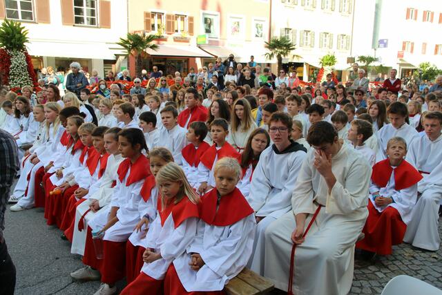 Weit mehr als 200 MinistrantInnen nahmen am Gottesdienst mit Bischof Hermann und den Seelsorgern der umliegenden Dekanate teil.  | Foto: DIbk/Gstaltmeyr