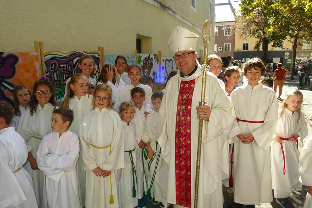 Bischof Glettler mit den MinistrantInnen vor der Klosterkirche. Gemeinsam zogen sie dann zum Gottesdienst auf den Hauptplatz. | Foto: DIbk/Webhofer