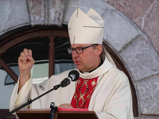 Bischof Hermann hielt eine fesselnde Predigt vom "sich erneuern", zu einer neuen, geistvollen Lebensweise zurückzufinden - weg von den übertriebenen Ansprüchen unserer Zeit und hin zu einem erfüllten Leben, mit Gott in der Mitte unseres Lebens.   | Foto: DIbk/Webhofer